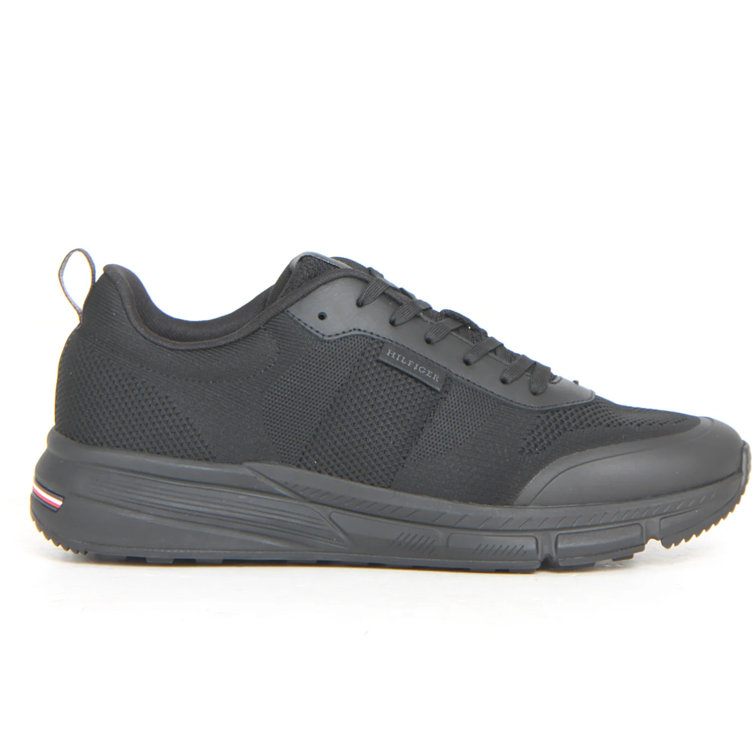 Lightweight modern sneaker black